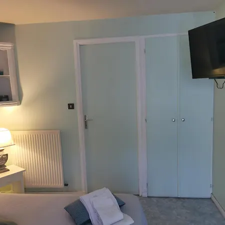 Отель Les Tamaris 2*