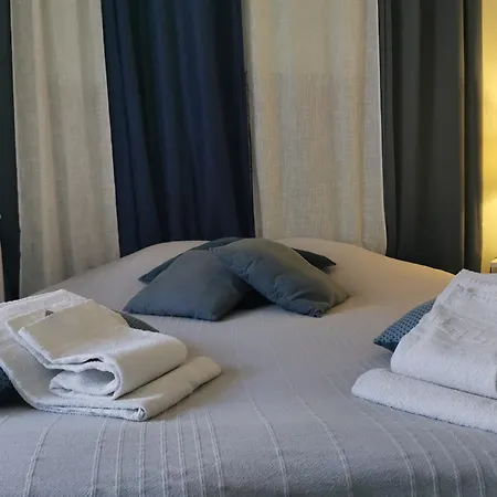 Отель Les Tamaris 2*