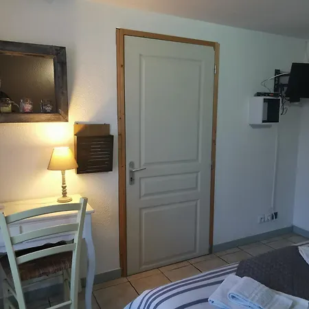 Отель Les Tamaris 2*