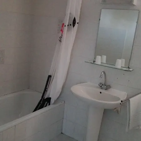 Отель Les Tamaris 2*