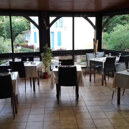 Отель Les Tamaris 2*